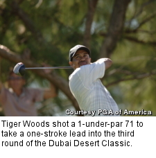 Tiger Woods shot a 1-under-par 71 to take a one-stroke lead into the third round of the Dubai Desert Classic.
