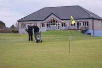 Kilrush GC: Clubhouse & #18
